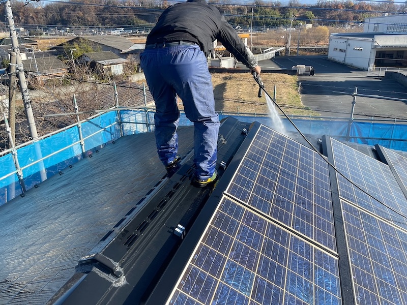 山梨県韮崎市　屋根・外壁塗装工事　屋根の高圧洗浄作業