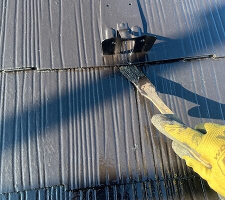 山梨県韮崎市　屋根・外壁塗装工事　屋根塗装 ダメ込み作業