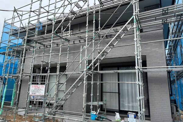 山梨県韮崎市　屋根・外壁塗装工事　工事初日は足場の組み立てです！