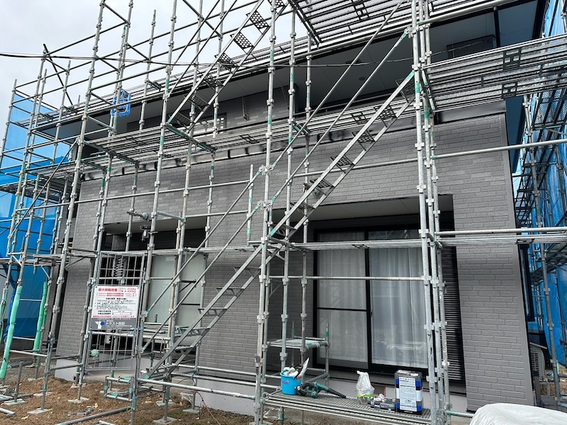 山梨県韮崎市　屋根・外壁塗装工事　工事初日は足場の組み立てです！