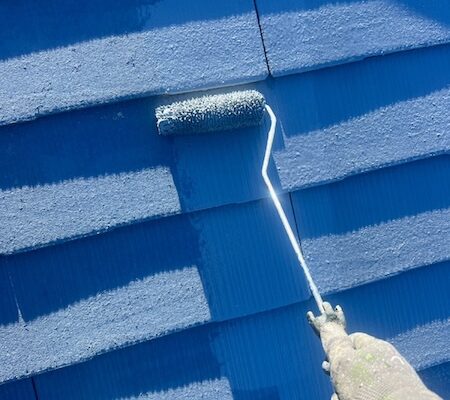 山梨県甲斐市　屋根塗装・外壁塗装工事　屋根の下塗り工程