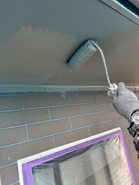 山梨県甲斐市　屋根塗装・外壁塗装工事　外壁の下塗りと軒天井の塗装