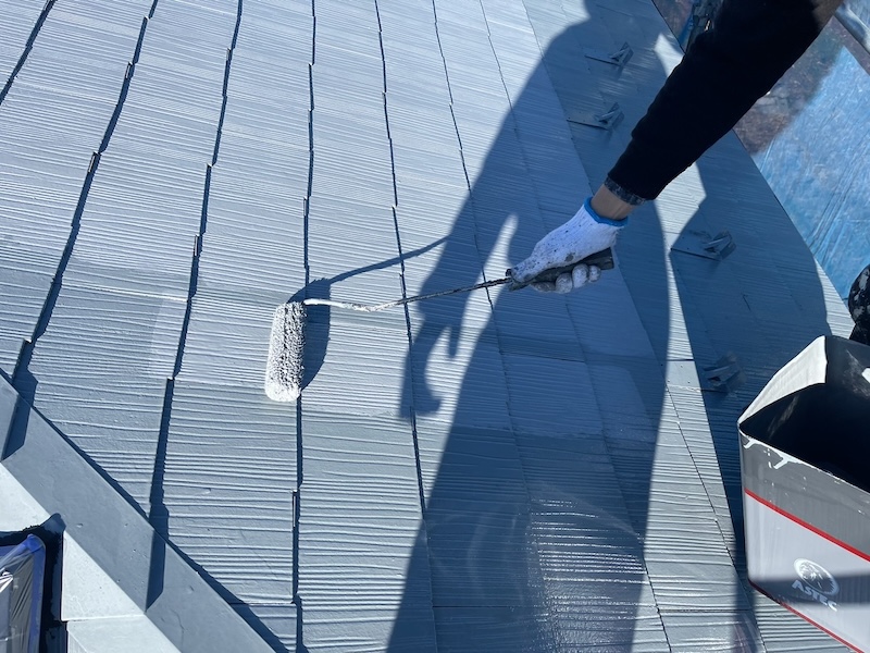 山梨県韮崎市　屋根塗装工事　屋根下塗り サーモテックシーラー塗布