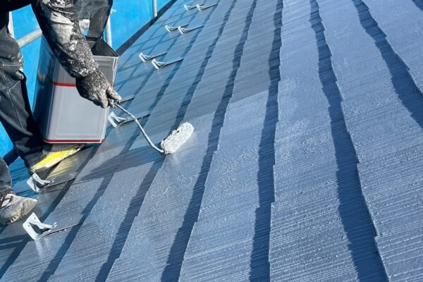山梨県韮崎市　屋根塗装工事　屋根は下地処理と下塗りが大事なポイント！