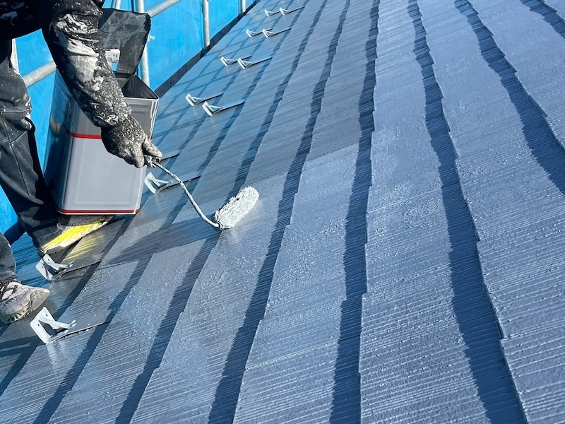 山梨県韮崎市　屋根塗装工事　屋根は下地処理と下塗りが大事なポイント！