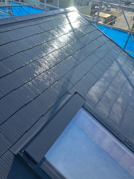 山梨県中巨摩郡昭和町　屋根塗装工事　屋根の上塗り工程