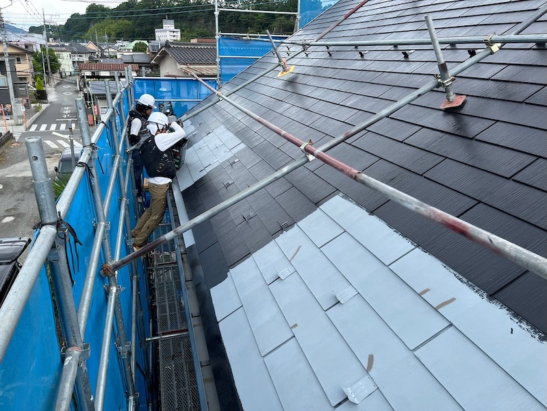 山梨県韮崎市｜屋根塗装の中塗りとはどんな工程？