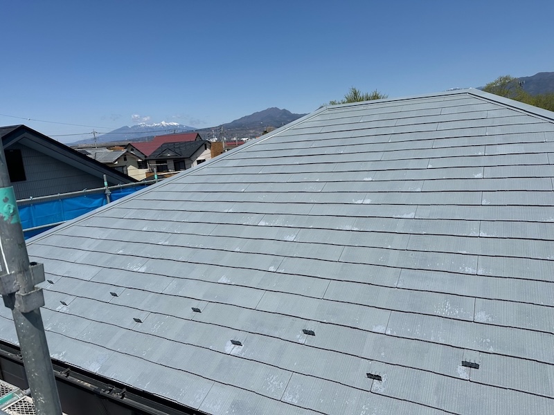 屋根塗装の中塗り工程をレポート！｜山梨県山梨市