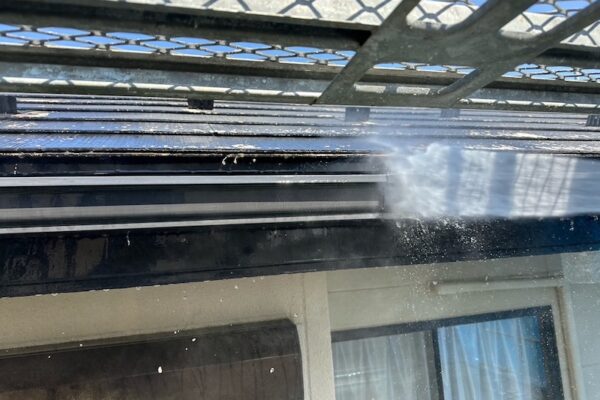山梨県山梨市｜雨樋の中に落ち葉などが溜まっていたら雨樋清掃をおすすめします！