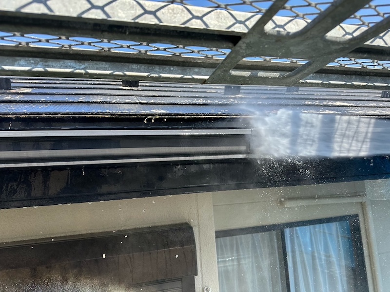 山梨県山梨市｜雨樋の中に落ち葉などが溜まっていたら雨樋清掃をおすすめします！