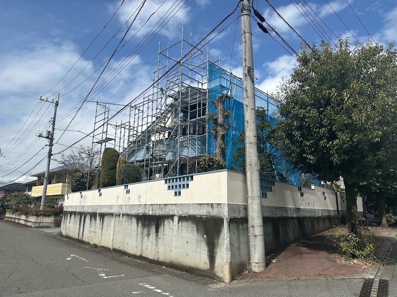 屋根塗装・外壁塗装工事のご依頼！施工前〜足場組み立て設置をレポート｜山梨県甲斐市
