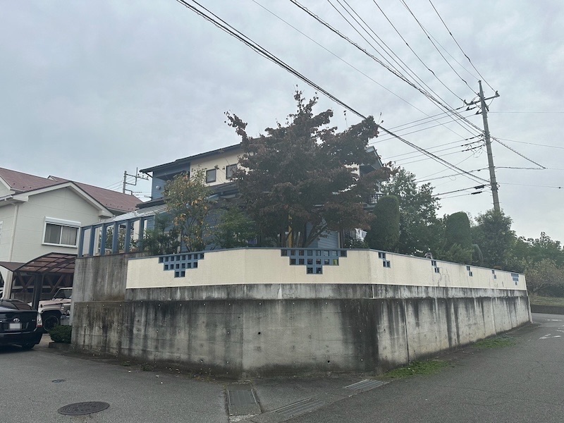 屋根塗装・外壁塗装工事のご依頼！施工前〜足場組み立て設置をレポート｜山梨県甲斐市