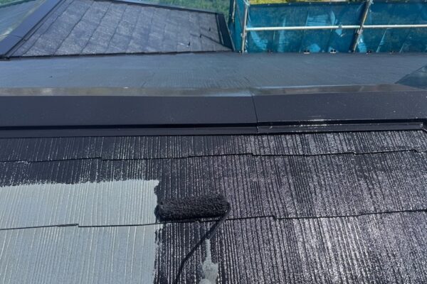 スレート屋根の中塗りと上塗りの工程をレポート！上塗り剤は2回塗りが基本！｜山梨県笛吹市