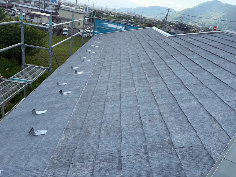 山梨県笛吹市｜スレート屋根の塗装で大事な縁切り工程！タスペーサーを設置