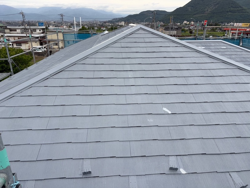 スレート屋根の中塗りと上塗りの工程をレポート！上塗り剤は2回塗りが基本！｜山梨県笛吹市