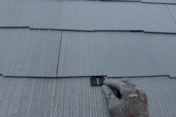 山梨県笛吹市｜スレート屋根の塗装で大事な縁切り工程！タスペーサーを設置