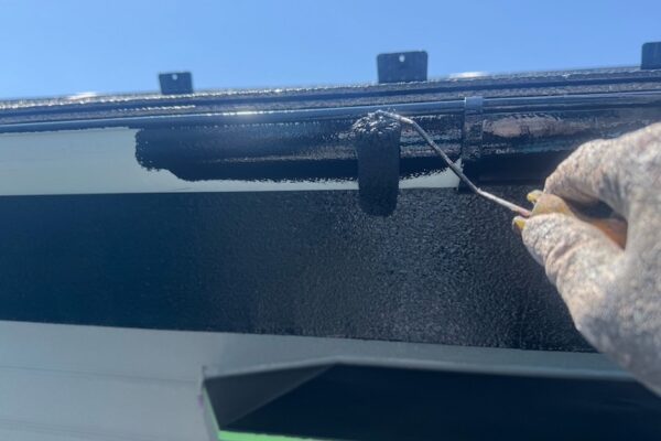 山梨県笛吹市｜軒樋の上塗り作業と経年劣化の継ぎ目の隙間についてレポート！