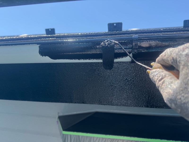 山梨県笛吹市｜軒樋の上塗り作業と経年劣化の継ぎ目の隙間についてレポート！