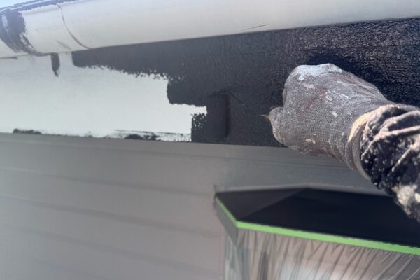 破風板の上塗り作業 。上塗り剤は2回塗りが基本です！｜山梨県笛吹市