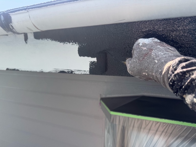 破風板の上塗り作業 。上塗り剤は2回塗りが基本です！｜山梨県笛吹市