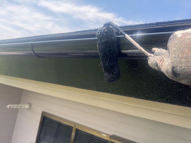 山梨県笛吹市|軒樋の上塗り作業と経年劣化の継ぎ目の隙間についてレポート!