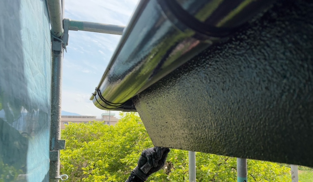 破風板の上塗り作業 。上塗り剤は2回塗りが基本です!|山梨県笛吹市