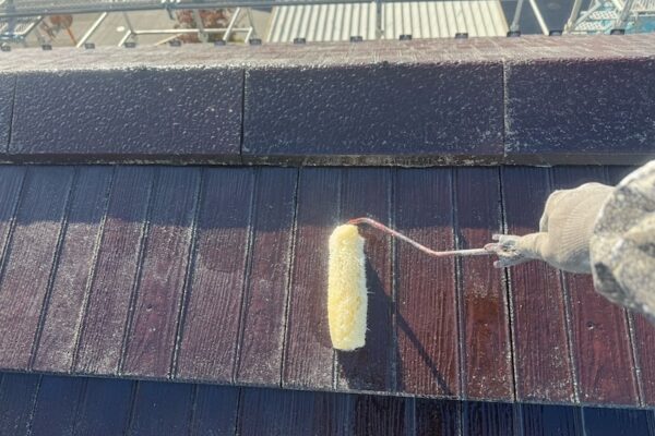 屋根塗装が長持ちする分岐点！下地への密着性を高める下塗り工程｜山梨県南アルプス市