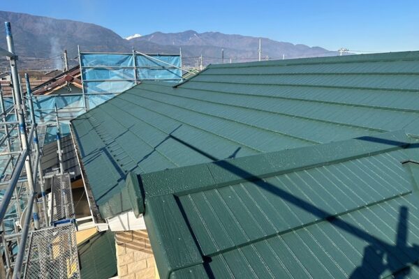 山梨県南アルプス市｜屋根塗装の仕上げ！セメント瓦の上塗りを行いました