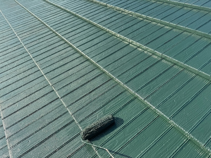 山梨県南アルプス市|屋根塗装の仕上げ!セメント瓦の上塗りを行いました