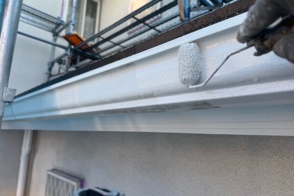 山梨県南アルプス市｜色褪せた雨樋を塗装しました！不具合は足場があるタイミングで修理を