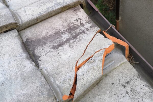 瓦が割れているのを見つけたら？放置するリスクと正しい直し方