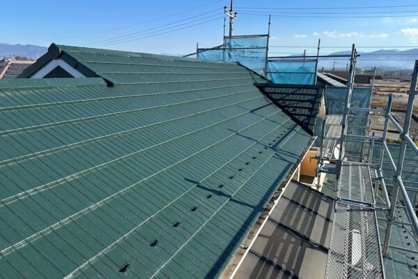 山梨県南アルプス市｜屋根塗装は必要？目的と効果、塗装するタイミングについてお話しします！