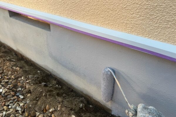 屋根や外壁と一緒に基礎も塗装させていただきました！基礎塗装のメリット｜山梨県南アルプス市