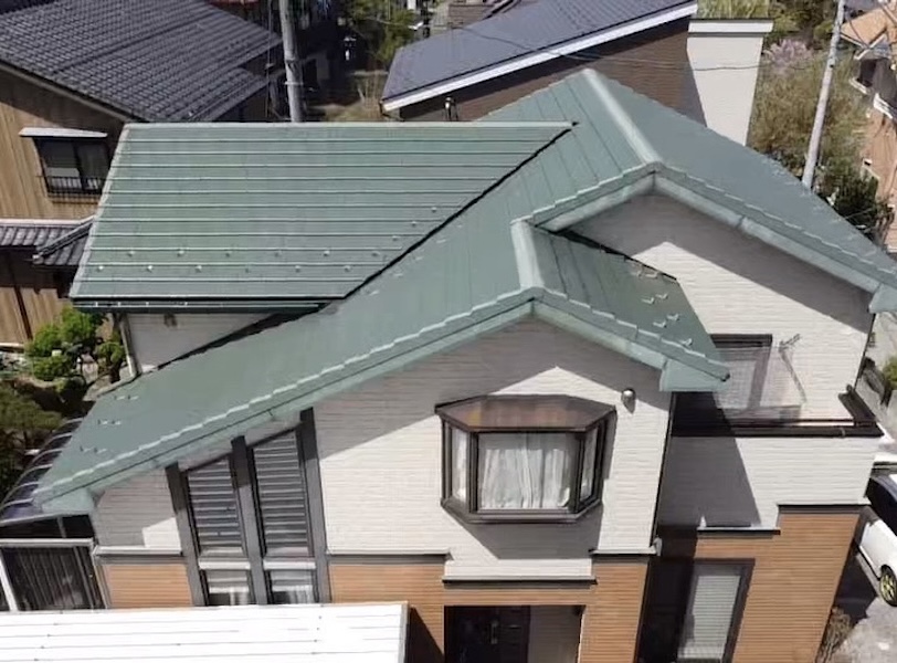 屋根の「谷」「谷板金」とは?雨漏りや不具合に繋がりやすい箇所について解説
